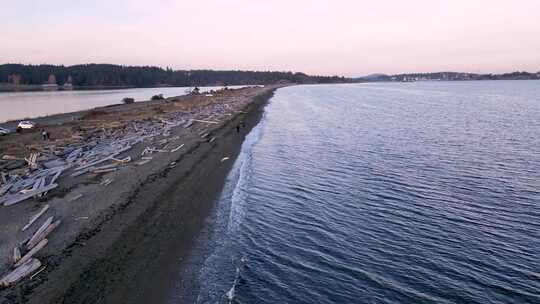 人们在温哥华岛海岸行走的无人机镜头