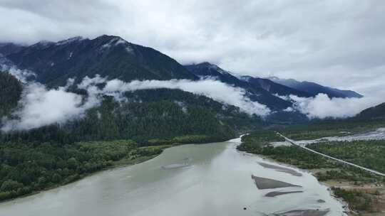 航拍云雾缭绕的西藏林芝波密帕隆藏布江风景