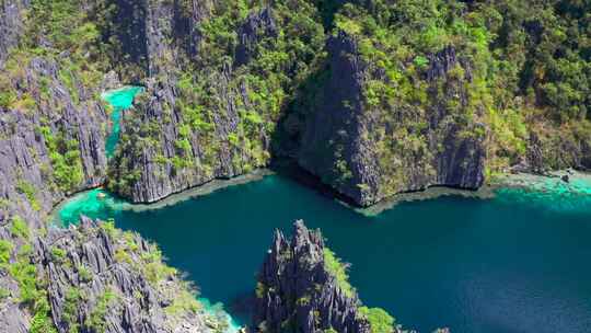 菲律宾巴拉望科隆岛美丽的翡翠双泻湖和船只的鸟瞰图