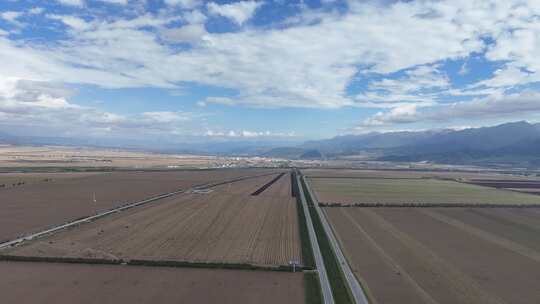 一望无际农业种植地的公路航拍