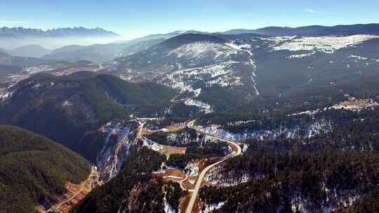 航拍雪山森林公路车辆行驶