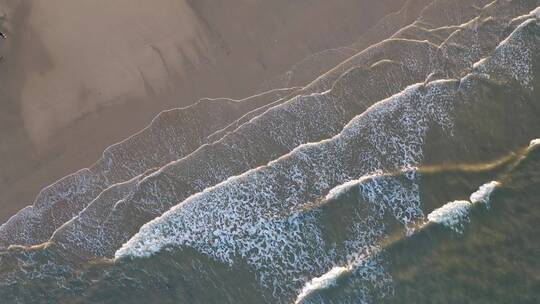 海边沙滩海水浪花拍打俯拍航拍美丽海岸线