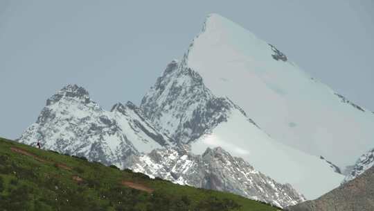 川西高原上的雪山雪宝顶