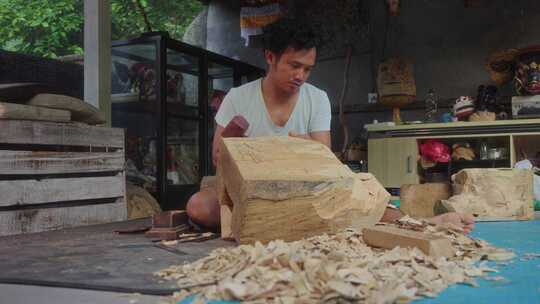 巴厘岛当地乌布艺术家的工艺，巧妙地用木头