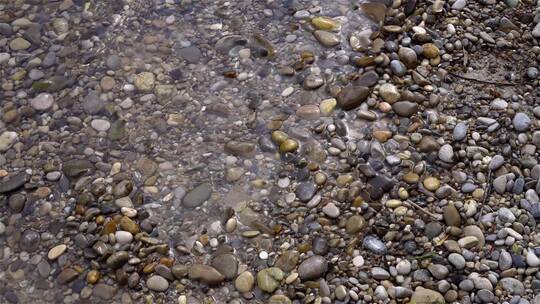 水中的鹅卵石