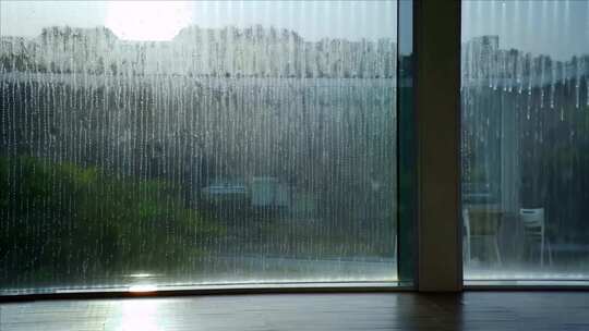 室内透过玻璃看窗外雨景