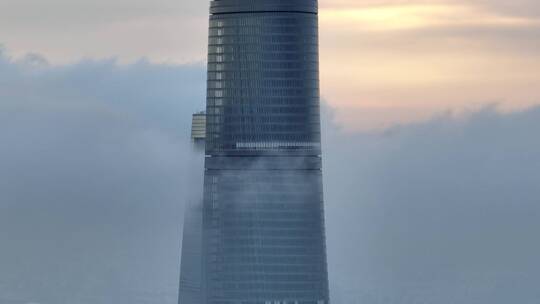 上海金融中心在云端之上
