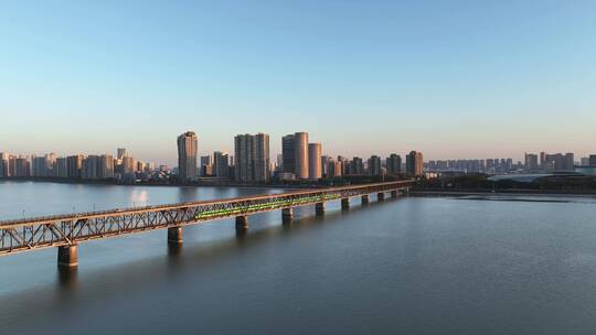 绿皮火车驶过钱塘江大桥视频素材模板下载