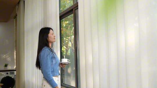 美女在家喝咖啡拉窗帘触摸阳光