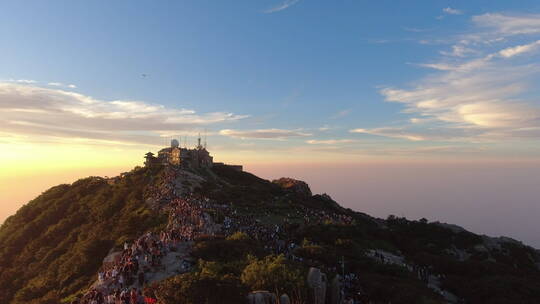 泰山山顶游客观看日出太阳升起