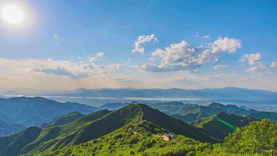 中国北京夏季蓝天白云下的万里长城航拍