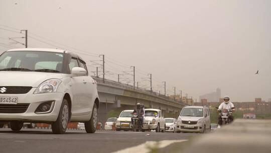 高速公路上拥挤的车辆