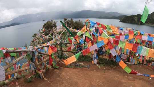 泸沽湖沿湖玛尼堆与经幡