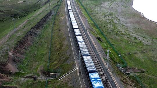 青海湖边的青藏铁路火车
