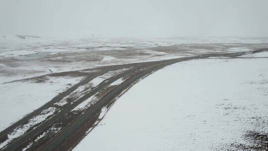 青海玉树共玉高速雪原公路自然风光