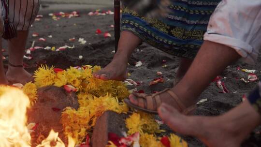 土著人在祈祷仪式上洗脚
