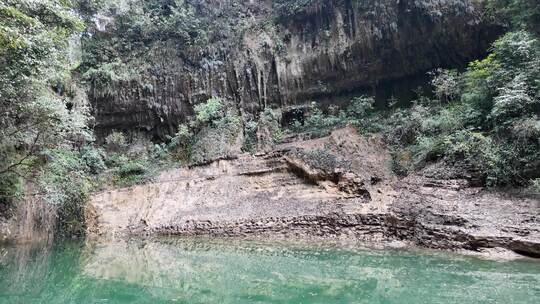 水边岩石与绿植构成的自然景观