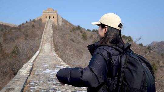 中国女性站在长城上眺望远方