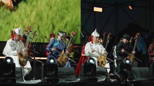 蒙古族艺人舞台演奏马头琴