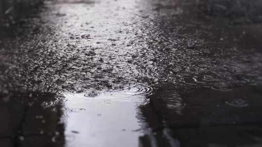 下雨时地面积水视频素材模板下载