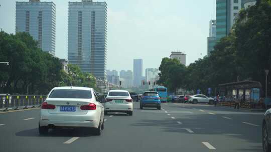 汽车行驶在城市道路车流交通车辆车窗外风景