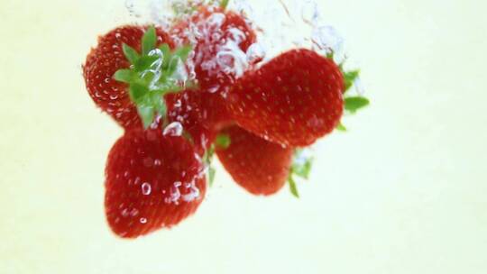 高速拍摄落入水中的草莓