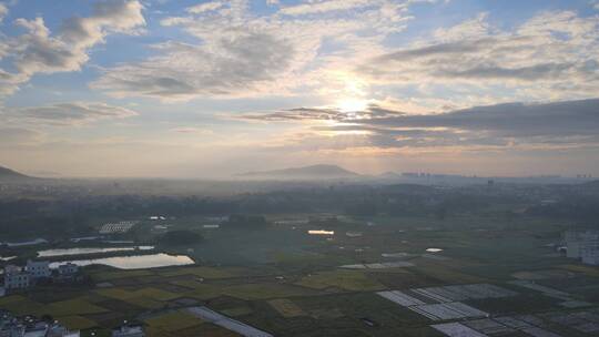 清晨朝霞下的乡村