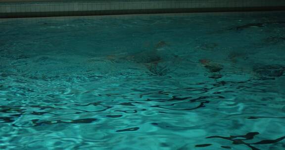 泳池水面下的运动员