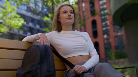 城市环境中公园长椅上放松的女人