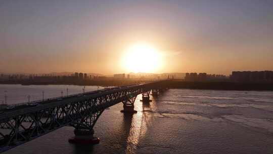 夕阳航拍南京长江大桥