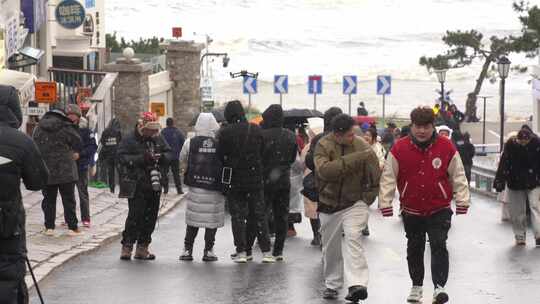 威海高区火炬八街冬季初雪游客赏雪打卡街景