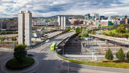奥斯陆市中心白天城市景观繁忙的交通流量高速公路延时