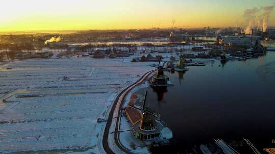 Zaanse Schans风车村的木制风力磨坊在冬季与雪景雪