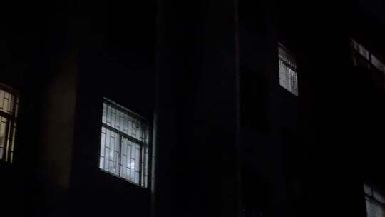 深夜小区单元楼亮灯窗户喜字左移视频素材模板下载