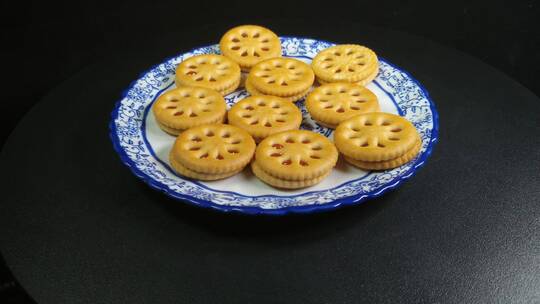 草莓果酱饼干甜点