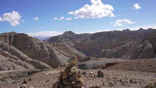 荒凉山地景观及石堆景象