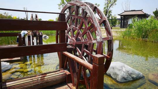 4K高清实拍清澈的河水里的景观水车