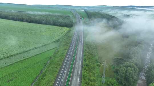 航怕大兴安岭晨雾高速公路行驶的汽车