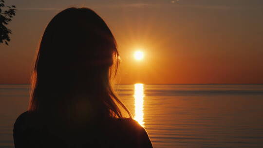 女人在海边看日落视频素材模板下载