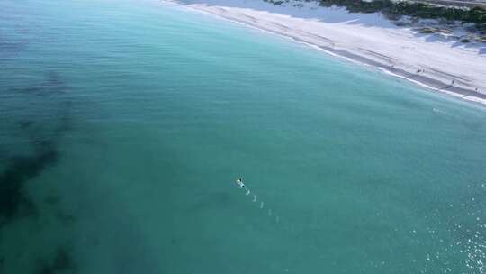 划过海岸