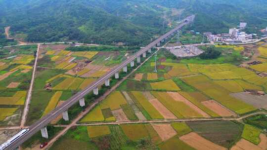 田野间的高铁线路航拍风光