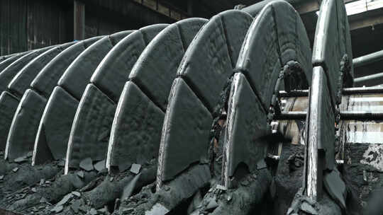 煤矿企业厂房内的煤粉机器在磨煤粉视频素材模板下载