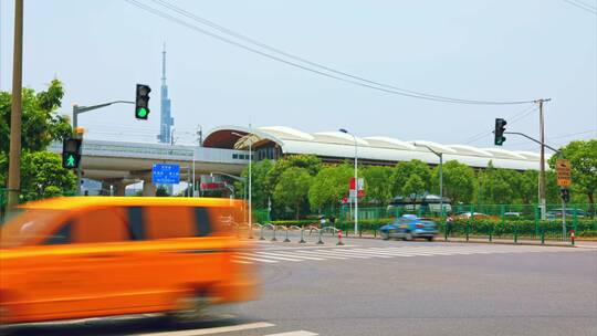 城市地铁站红绿灯路口车流延时