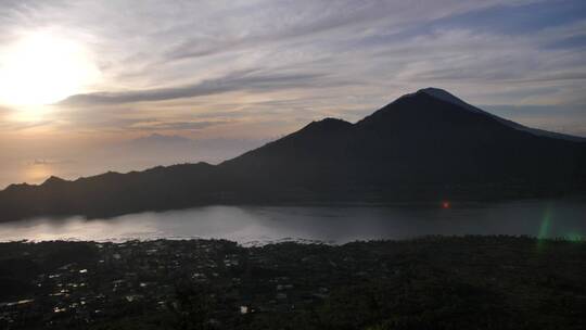 火山周围的风景