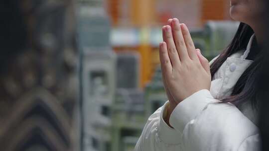 女人双手合十祈祷视频素材模板下载