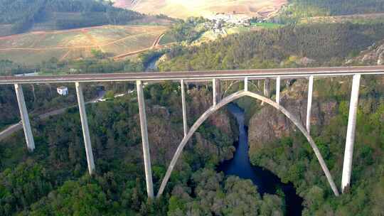 空中飞过新乌拉高架桥，后面是旧冈甸桥。多莉向前，向下倾斜
