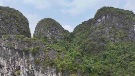 下龙湾海中的山