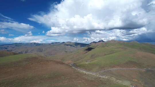自驾西藏无人盘山路航拍蓝天白云群山延绵