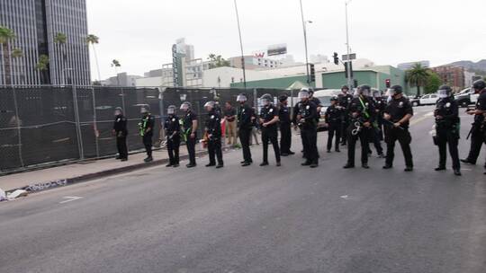 警察在抗议期间封锁街道