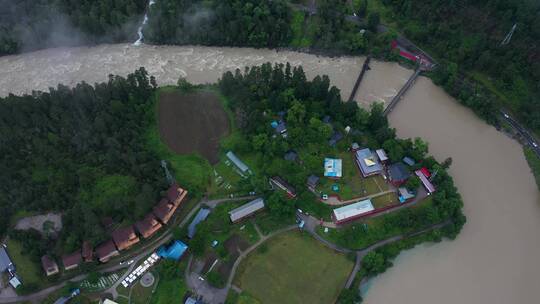 航拍雨雾天的波密岗云杉林风景